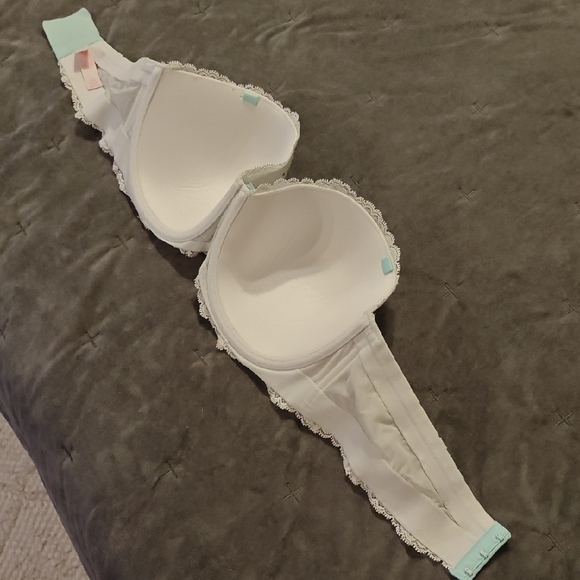 Victoria's Secret White Lace Bra with Floral Accents - Picture 5 of 7